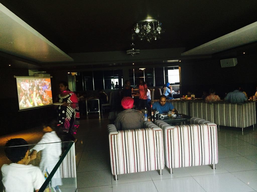 Hotel Hardy'S World Ludhiana Esterno foto